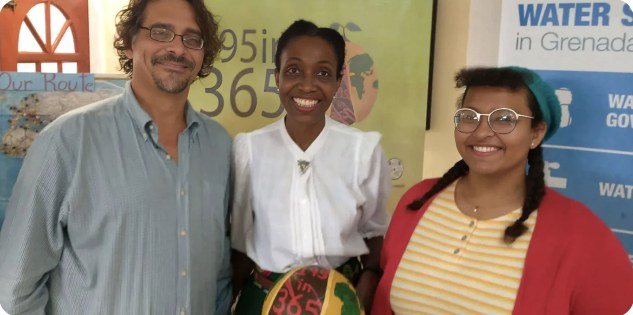 Johann Hoschtialek, гость с футбольным мячом в виде мускатного ореха и Jovana Hoschtialek на запуске 195in365 в Гренаде